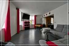 PROPERTY COMPLEX – 3 APARTMENTS + BARN – STRONG RENTAL POTENTIAL – EPC B 📍 Located in the town of Châteaumeillant (Cher), in the heart of a quiet village with amenities.