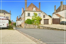 PROPERTY COMPLEX – 3 APARTMENTS + BARN – STRONG RENTAL POTENTIAL – EPC B 📍 Located in the town of Châteaumeillant (Cher), in the heart of a quiet village with amenities.