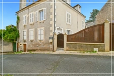 PROPERTY COMPLEX – 3 APARTMENTS + BARN – STRONG RENTAL POTENTIAL – EPC B 📍 Located in the town of Châteaumeillant (Cher), in the heart of a quiet village with amenities.