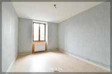 Investment property for sale in Huriel (03): 2 apartments + barn