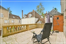 PROPERTY COMPLEX – 3 APARTMENTS + BARN – STRONG RENTAL POTENTIAL – EPC B 📍 Located in the town of Châteaumeillant (Cher), in the heart of a quiet village with amenities.