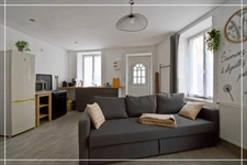 PROPERTY COMPLEX – 3 APARTMENTS + BARN – STRONG RENTAL POTENTIAL – EPC B 📍 Located in the town of Châteaumeillant (Cher), in the heart of a quiet village with amenities.