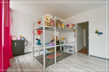 PROPERTY COMPLEX – 3 APARTMENTS + BARN – STRONG RENTAL POTENTIAL – EPC B 📍 Located in the town of Châteaumeillant (Cher), in the heart of a quiet village with amenities.
