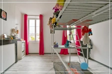 PROPERTY COMPLEX – 3 APARTMENTS + BARN – STRONG RENTAL POTENTIAL – EPC B 📍 Located in the town of Châteaumeillant (Cher), in the heart of a quiet village with amenities.