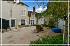 PROPERTY COMPLEX – 3 APARTMENTS + BARN – STRONG RENTAL POTENTIAL – EPC B 📍 Located in the town of Châteaumeillant (Cher), in the heart of a quiet village with amenities.