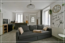 PROPERTY COMPLEX – 3 APARTMENTS + BARN – STRONG RENTAL POTENTIAL – EPC B 📍 Located in the town of Châteaumeillant (Cher), in the heart of a quiet village with amenities.