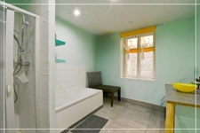 PROPERTY COMPLEX – 3 APARTMENTS + BARN – STRONG RENTAL POTENTIAL – EPC B 📍 Located in the town of Châteaumeillant (Cher), in the heart of a quiet village with amenities.
