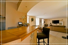 PROPERTY COMPLEX – 3 APARTMENTS + BARN – STRONG RENTAL POTENTIAL – EPC B 📍 Located in the town of Châteaumeillant (Cher), in the heart of a quiet village with amenities.