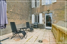 PROPERTY COMPLEX – 3 APARTMENTS + BARN – STRONG RENTAL POTENTIAL – EPC B 📍 Located in the town of Châteaumeillant (Cher), in the heart of a quiet village with amenities.