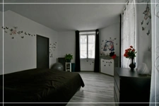 PROPERTY COMPLEX – 3 APARTMENTS + BARN – STRONG RENTAL POTENTIAL – EPC B 📍 Located in the town of Châteaumeillant (Cher), in the heart of a quiet village with amenities.