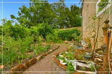 PROPERTY COMPLEX – 3 APARTMENTS + BARN – STRONG RENTAL POTENTIAL – EPC B 📍 Located in the town of Châteaumeillant (Cher), in the heart of a quiet village with amenities.