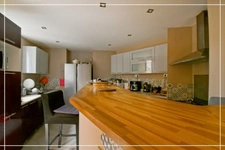 PROPERTY COMPLEX – 3 APARTMENTS + BARN – STRONG RENTAL POTENTIAL – EPC B 📍 Located in the town of Châteaumeillant (Cher), in the heart of a quiet village with amenities.
