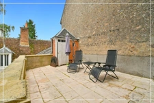 PROPERTY COMPLEX – 3 APARTMENTS + BARN – STRONG RENTAL POTENTIAL – EPC B 📍 Located in the town of Châteaumeillant (Cher), in the heart of a quiet village with amenities.