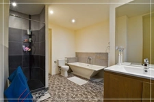 PROPERTY COMPLEX – 3 APARTMENTS + BARN – STRONG RENTAL POTENTIAL – EPC B 📍 Located in the town of Châteaumeillant (Cher), in the heart of a quiet village with amenities.