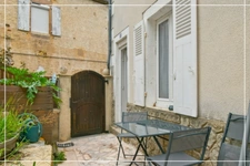 PROPERTY COMPLEX – 3 APARTMENTS + BARN – STRONG RENTAL POTENTIAL – EPC B 📍 Located in the town of Châteaumeillant (Cher), in the heart of a quiet village with amenities.