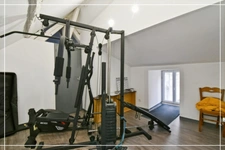 PROPERTY COMPLEX – 3 APARTMENTS + BARN – STRONG RENTAL POTENTIAL – EPC B 📍 Located in the town of Châteaumeillant (Cher), in the heart of a quiet village with amenities.