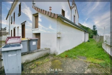 Investment property for sale in Huriel (03): 2 apartments + barn