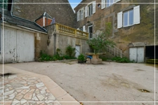 PROPERTY COMPLEX – 3 APARTMENTS + BARN – STRONG RENTAL POTENTIAL – EPC B 📍 Located in the town of Châteaumeillant (Cher), in the heart of a quiet village with amenities.