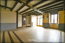 Investment property for sale in Huriel (03): 2 apartments + barn