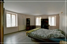 PROPERTY COMPLEX – 3 APARTMENTS + BARN – STRONG RENTAL POTENTIAL – EPC B 📍 Located in the town of Châteaumeillant (Cher), in the heart of a quiet village with amenities.