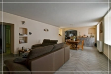 PROPERTY COMPLEX – 3 APARTMENTS + BARN – STRONG RENTAL POTENTIAL – EPC B 📍 Located in the town of Châteaumeillant (Cher), in the heart of a quiet village with amenities.