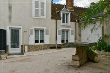PROPERTY COMPLEX – 3 APARTMENTS + BARN – STRONG RENTAL POTENTIAL – EPC B 📍 Located in the town of Châteaumeillant (Cher), in the heart of a quiet village with amenities.