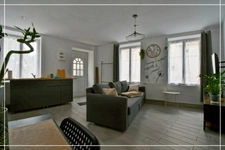 PROPERTY COMPLEX – 3 APARTMENTS + BARN – STRONG RENTAL POTENTIAL – EPC B 📍 Located in the town of Châteaumeillant (Cher), in the heart of a quiet village with amenities.