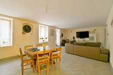 PROPERTY COMPLEX – 3 APARTMENTS + BARN – STRONG RENTAL POTENTIAL – EPC B 📍 Located in the town of Châteaumeillant (Cher), in the heart of a quiet village with amenities.