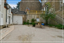 PROPERTY COMPLEX – 3 APARTMENTS + BARN – STRONG RENTAL POTENTIAL – EPC B 📍 Located in the town of Châteaumeillant (Cher), in the heart of a quiet village with amenities.