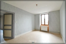 Investment property for sale in Huriel (03): 2 apartments + barn
