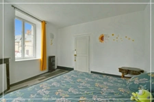 PROPERTY COMPLEX – 3 APARTMENTS + BARN – STRONG RENTAL POTENTIAL – EPC B 📍 Located in the town of Châteaumeillant (Cher), in the heart of a quiet village with amenities.