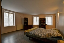 PROPERTY COMPLEX – 3 APARTMENTS + BARN – STRONG RENTAL POTENTIAL – EPC B 📍 Located in the town of Châteaumeillant (Cher), in the heart of a quiet village with amenities.