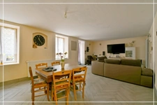 PROPERTY COMPLEX – 3 APARTMENTS + BARN – STRONG RENTAL POTENTIAL – EPC B 📍 Located in the town of Châteaumeillant (Cher), in the heart of a quiet village with amenities.