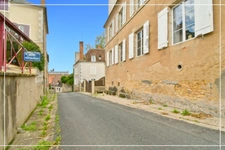 PROPERTY COMPLEX – 3 APARTMENTS + BARN – STRONG RENTAL POTENTIAL – EPC B 📍 Located in the town of Châteaumeillant (Cher), in the heart of a quiet village with amenities.