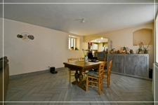 PROPERTY COMPLEX – 3 APARTMENTS + BARN – STRONG RENTAL POTENTIAL – EPC B 📍 Located in the town of Châteaumeillant (Cher), in the heart of a quiet village with amenities.