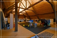 PROPERTY COMPLEX – 3 APARTMENTS + BARN – STRONG RENTAL POTENTIAL – EPC B 📍 Located in the town of Châteaumeillant (Cher), in the heart of a quiet village with amenities.