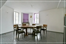 PROPERTY COMPLEX – 3 APARTMENTS + BARN – STRONG RENTAL POTENTIAL – EPC B 📍 Located in the town of Châteaumeillant (Cher), in the heart of a quiet village with amenities.