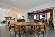 PROPERTY COMPLEX – 3 APARTMENTS + BARN – STRONG RENTAL POTENTIAL – EPC B 📍 Located in the town of Châteaumeillant (Cher), in the heart of a quiet village with amenities.