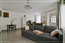 PROPERTY COMPLEX – 3 APARTMENTS + BARN – STRONG RENTAL POTENTIAL – EPC B 📍 Located in the town of Châteaumeillant (Cher), in the heart of a quiet village with amenities.