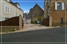 PROPERTY COMPLEX – 3 APARTMENTS + BARN – STRONG RENTAL POTENTIAL – EPC B 📍 Located in the town of Châteaumeillant (Cher), in the heart of a quiet village with amenities.