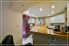 PROPERTY COMPLEX – 3 APARTMENTS + BARN – STRONG RENTAL POTENTIAL – EPC B 📍 Located in the town of Châteaumeillant (Cher), in the heart of a quiet village with amenities.