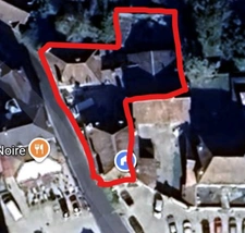 PROPERTY COMPLEX – 3 APARTMENTS + BARN – STRONG RENTAL POTENTIAL – EPC B 📍 Located in the town of Châteaumeillant (Cher), in the heart of a quiet village with amenities.