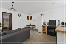 PROPERTY COMPLEX – 3 APARTMENTS + BARN – STRONG RENTAL POTENTIAL – EPC B 📍 Located in the town of Châteaumeillant (Cher), in the heart of a quiet village with amenities.