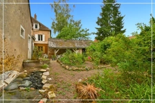 PROPERTY COMPLEX – 3 APARTMENTS + BARN – STRONG RENTAL POTENTIAL – EPC B 📍 Located in the town of Châteaumeillant (Cher), in the heart of a quiet village with amenities.