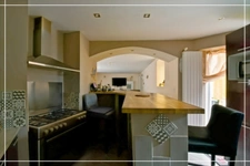 PROPERTY COMPLEX – 3 APARTMENTS + BARN – STRONG RENTAL POTENTIAL – EPC B 📍 Located in the town of Châteaumeillant (Cher), in the heart of a quiet village with amenities.