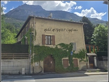 À L’Argentière-la-Bessée, maison de caractère sur plus de 2 500 m² de terrain, volumes, annexes et vraie présence.