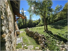Maison en pierre dans les bois, refuge de montagne à CHAMPCELLA (05)