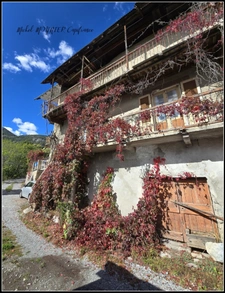 A PALLON, commune de Freissinières, Maison de village à rénover, avec granges, caves et terrain non attenant.