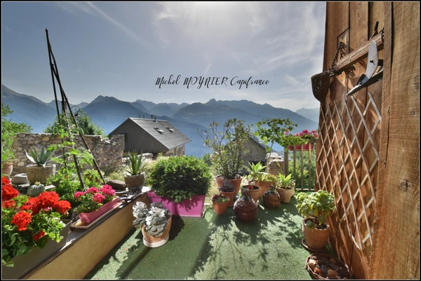 Aux Seyes, commune de Champcella, grande maison de montagne rénovée pour résidence principale, gîte ou chambres d’hôtes