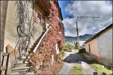 A PALLON, commune de Freissinières, Maison de village à rénover, avec granges, caves et terrain non attenant.
